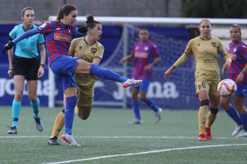 Queralt remata el balón ante Leire Baños para anotar el 1-1.