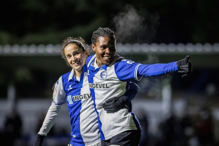 Liche Chamorro y Ohale, goleadoras albiazules hoy, celebran el tanto de la nigeriana.