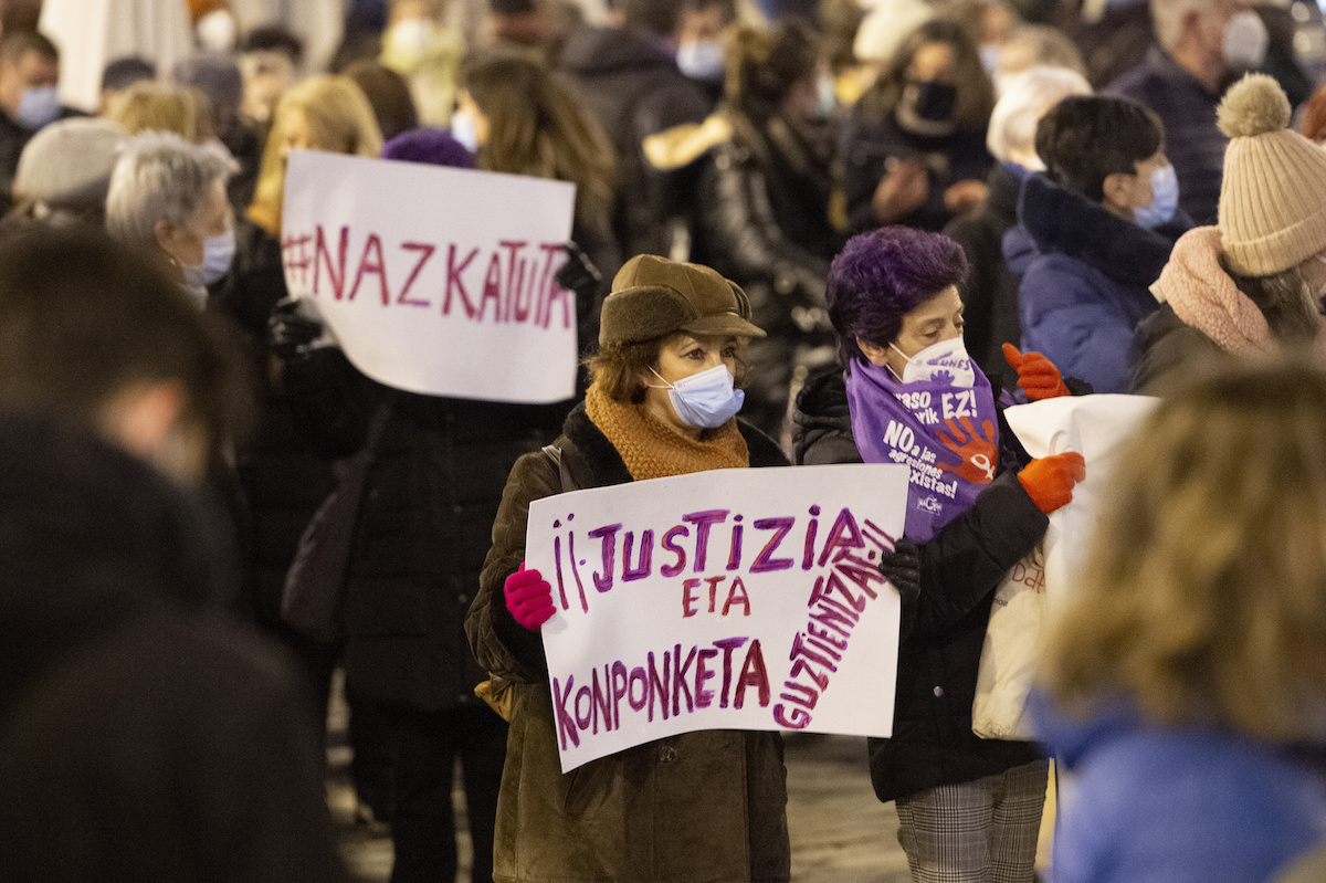 Justizia eskatu dute Sara Pinaren hilketa salatzeko mobilizazioan, Iruñean. (Iñigo URIZ / FOKU) Justizia eskatu dute Sara Pinaren hilketa salatzeko mobilizazioan, Iruñean. (Iñigo URIZ / FOKU)