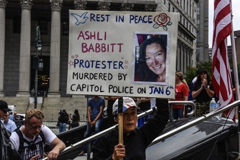 Una manifestante de derechas sostiene un cartel sobre Ashli Babbitt mientras participa en un mitin político en Nueva York el 25 de julio de 2021.