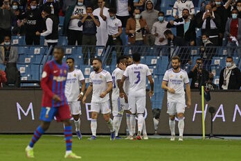 Los jugadores del Real Madrid celebran uno de los goles ante el Barça.