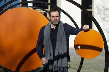 Asier Marzo trabaja en una tecnología que permita manejar gráficos 3D que se proyectarán en el aire.