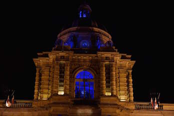 Edificio del Senado francés iluminado en azul para marcarel arranque la presidencia francés de la UE.