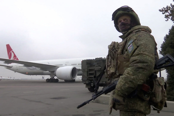 Un soldado ruso del contingente de la OTSC, desplegado en el aeropuerto de Almaty. 