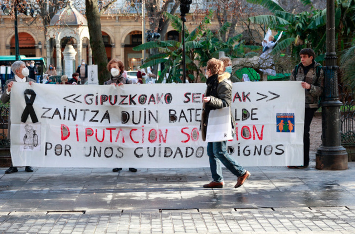 Gipuzkoako Senideak elkarteak Aldundiaren aurrean egindako elkarretaratze bat. 