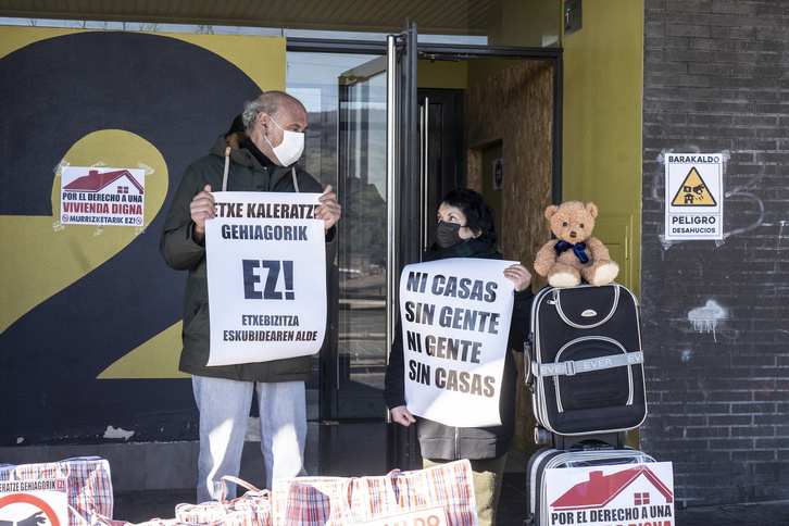La concentración, esta vez en el portal de la familia amenazada de desahucio.