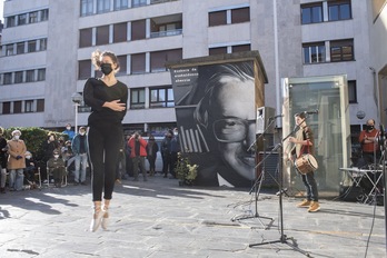 Txillardegiri iaz egin zioten omenaldiko argazki bat, bere izena daraman plazako irudiaren aitzinean, Donostiako Antiguan.