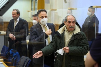 El exoficial de inteligencia sirio Anwar Raslan, junto a sus abogados, en la sala de la Audiencia de Coblenza, en el oeste de Alemania.