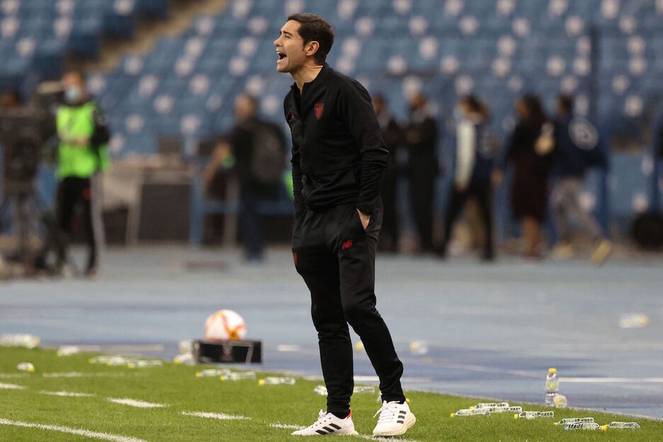Marcelino dando órdenes desde el banquillo.