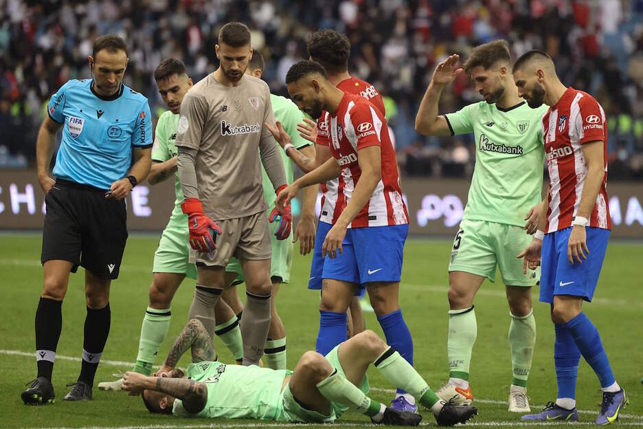 Iñigo Martinez se duele en el suelo tras una dura entrada de Calle Giménez.