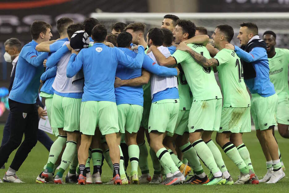 Los jugadores del Athletic celebran el pase a la final, una vez terminado el partido.