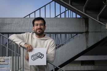 Iñigo Cerdan Matesanz, Frontoiren logotipoarekin, Tabakaleran.