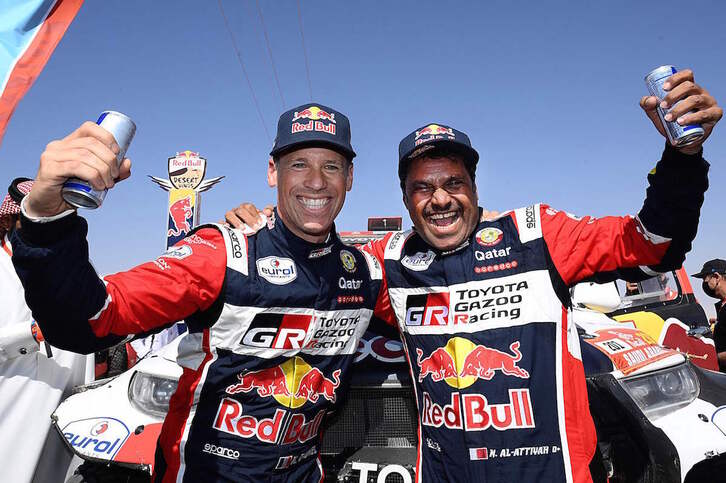 Nasser Al-Attiyah y su copiloto Mathieu Baumel celebran su triunfo en el Dakar 2022.