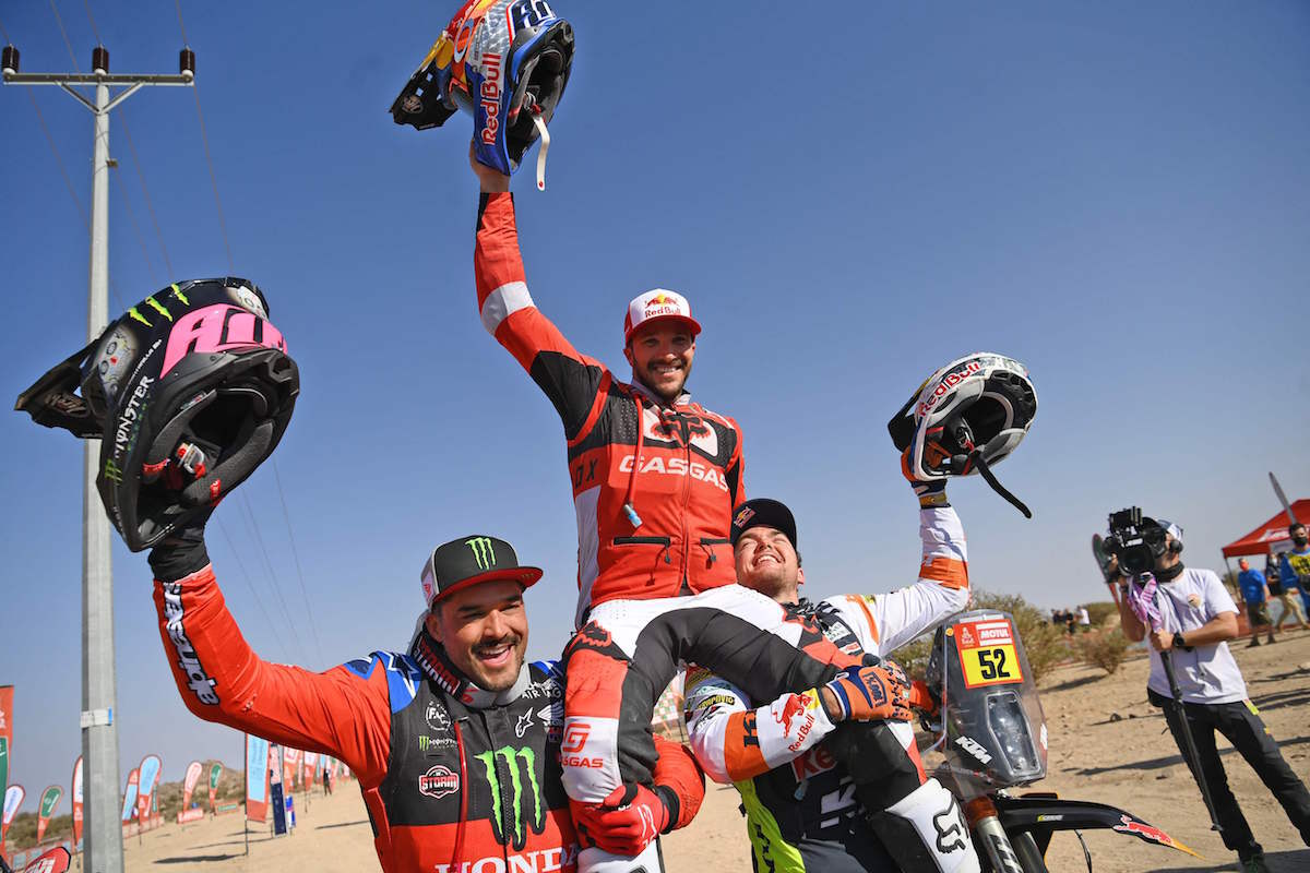 Sunderland es alzado por Walkner y Quintanilla tras finalizar el Dakar 2022. (Franck FIFE/AFP)