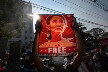 Un manifestante reclama la libertad de Suu Kyi en Yangon. 