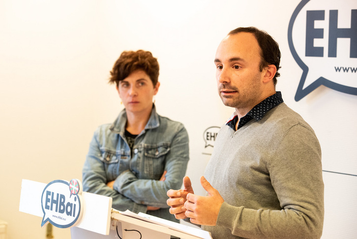 Anita Lopepe eta Nikolas Blain EH Baiko bozeramaleak gaurko agerraldian.