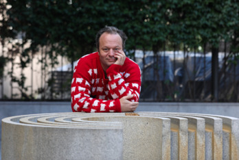 El cineasta Oliver Rihs da un giro a su carrera con el nuevo filme.