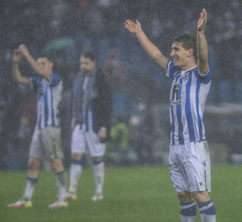 Aihen agradece el apoyo de los aficionados bajo la lluvia en un partido en Anoeta.