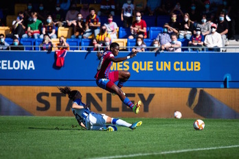 Oshoala supera a Maddi en el partido entre Real y Barcelona de la primera vuelta.