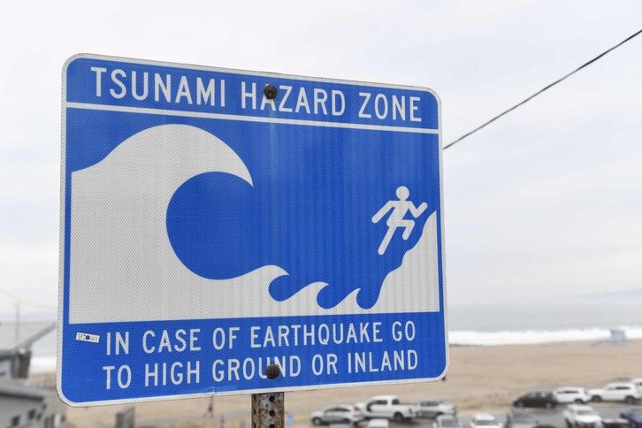 Tsunami arrisku-eremuaren seinale bat Kalifornian. 