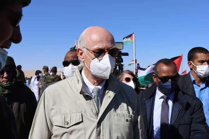 El enviado del secretario general de la ONU para el Sáhara Occidental, Staffan de Mistura (en el centro con chaqueta clara), en una visita anterior a los campamentos de Tinduf.