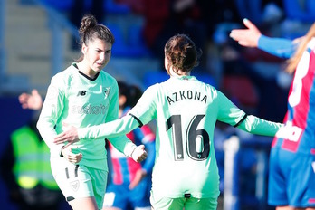 Lucía García y Azkona celebran el primer gol de la delantera asturiana.