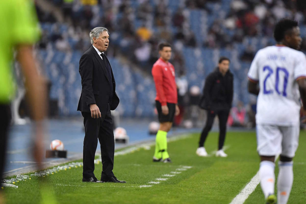 Carlo Ancelotti dirige a su equipo en la final de la Supercopa. (AFP)