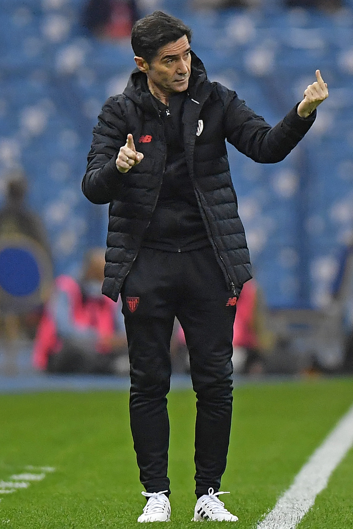 Marecelino da indicaciones a sus jugadores. (AFP)