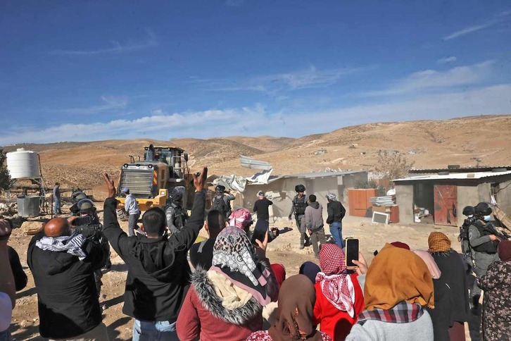 Palestinos protestan contra la demolición de sus «casas» improvisadas en Yatta. 