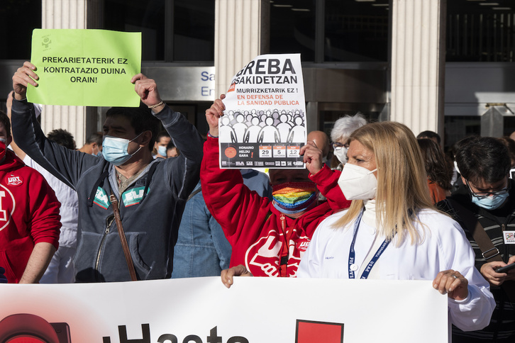 Huelga de sanitarios de Osakidetza a las puertas del hospital de Cruces. 