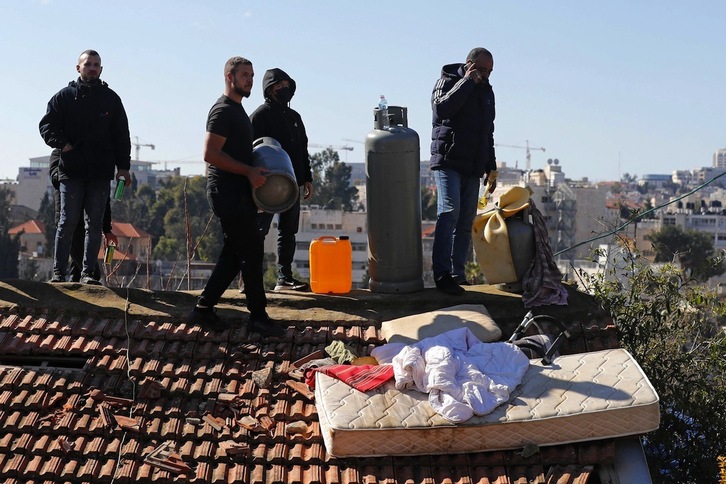 Bombonas de gas en el tejado de la casa de Jerusalén Este en la que se ha atrincherado una familia palestina para evitar su desalojo.