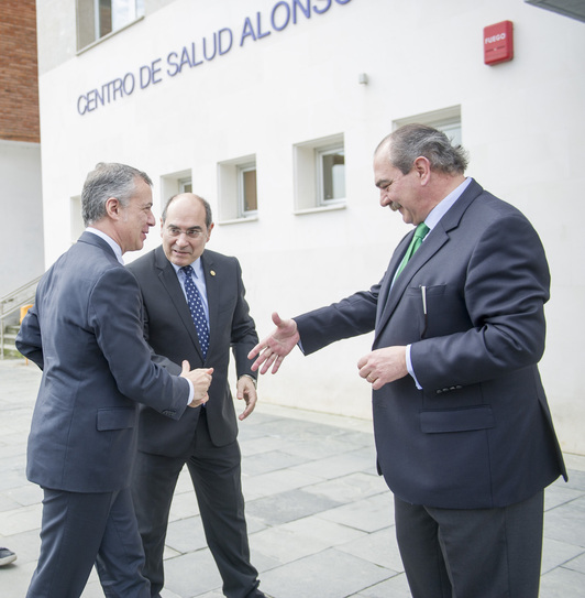 José Luis Erezuma tiende la mano a Iñigo Urkullu en presencia del entonces consejero Jon Darpón