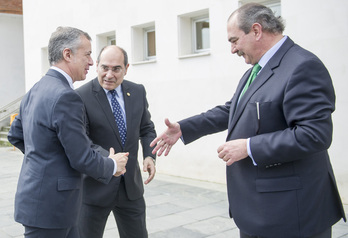 José Luis Erezuma tiende la mano a Iñigo Urkullu ante Jon Darpón.