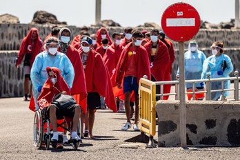 Varios de los 34 migrantes que fueron rescatados en setiembre cerca de Lanzarote.