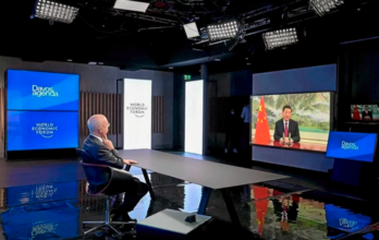 El director ejecutivo del Foro Económico Mundial, Klaus Schwab, escucha la intervención de Xi Jinping por video conferencia.