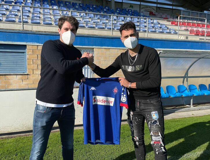 Sergio Moreno Amorebietako kirol zuzendari Asier Goiriarekin. 