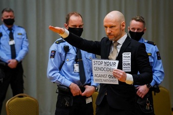 Breivik ha mostrado mensajes supremacistas y ha recibido a los jueces con el saludo nazi.