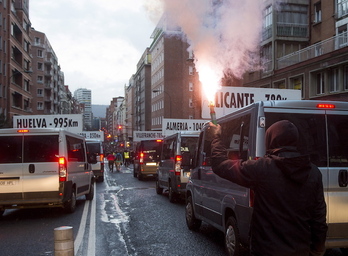 Mirentxinen furgonetak Bilboko presoen eskubideen aldeko manifestazio batean.