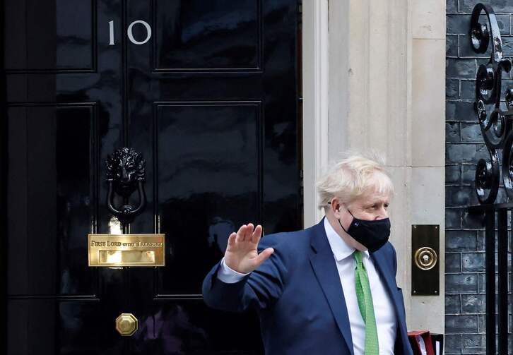 El primer ministro británico Boris Johnson sale de Downing Street en el centro de Londres.