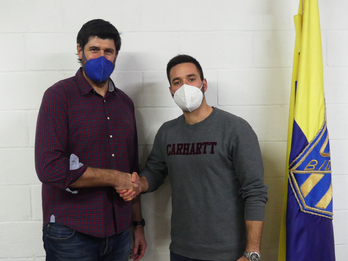 Gurutz Aginagalde presidentea eta iñaki Cavero jokalaria, kontratu berria sinatu ostean.