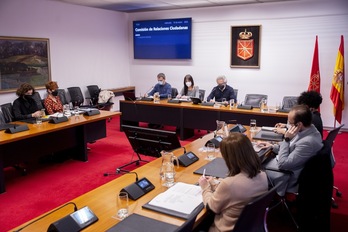 Aitor Elexpuru eta Agurne Gaubeka UEMA eta Behatokiko ordezkariak Nafarroako Parlamentuan izan dira administrazioarekin euskaraz komunikatzeko oztopoak azaltzen eta horiek zuzentzeko bideak proposatzen.