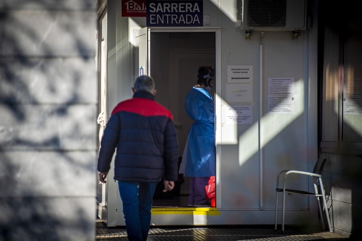 Una caseta habilitada para realizar pruebas de antígenos y PCR en un centro de salud de Donostia.