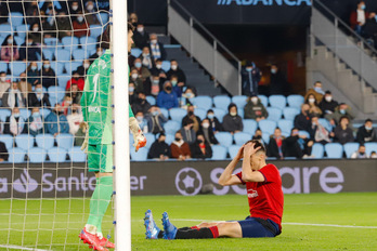 Budimir se lamenta por no llegar a un balón en el primer tiempo.