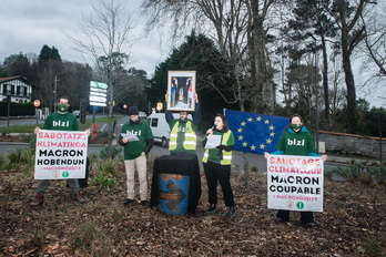 Bizi! a mené une action sur le rond-point de l'Europe à Biarritz mercredi 19 janvier au moment où Emmanuel Macron s'exprimait devant le Parlement européen sur la transition écologique. © Guillaume FAUVEAU