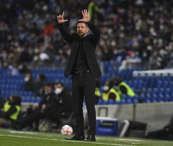 Simeone da instrucciones a sus jugadores después de abroncar y negar el saludo a Imanol.
