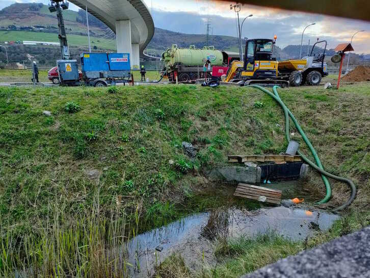 Vertidos de Petronor al río Barbadun. 