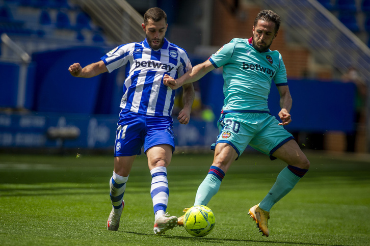 Ante las críticas recibidas, Luis Rioja ha tenido que explicar por qué recogió una camiseta de Fekir.