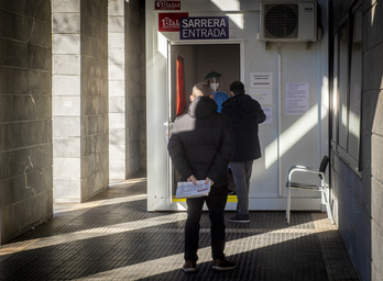Caseta emplazada para realizar test diagnósticos en el barrio de Antiguo, en Donostia.      