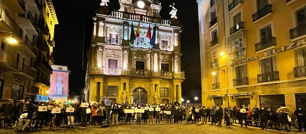 Concentración en la plaza consistorial. (EH BILDU IRUÑEA)
