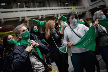 Un grupo de mujeres se manifiesta a favor de la despenalización del aborto ante la Corte Suprema colombiana.